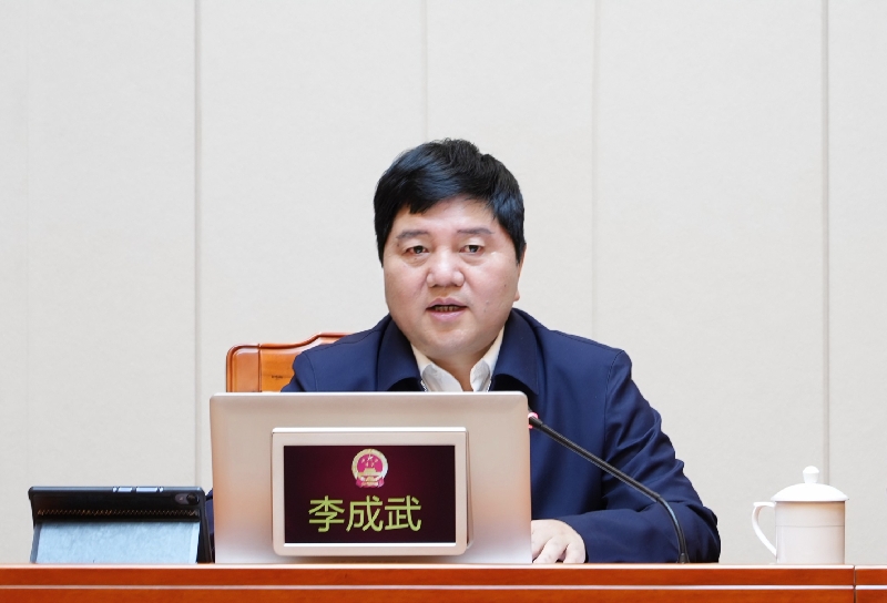 2州人大常委会主任李成武主持会议.jpg
