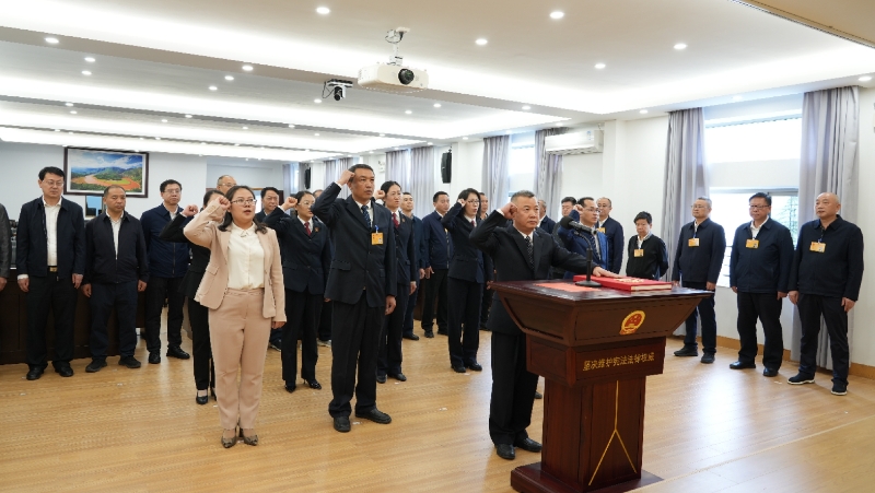 3新任命人员向宪法宣誓.jpg