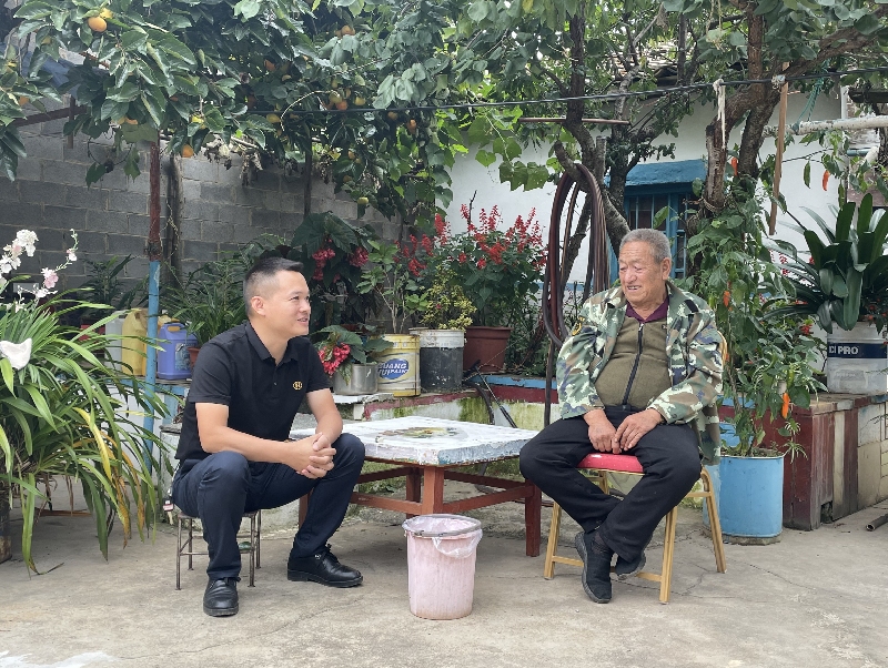 2人大代表入户宣传乡村振兴政策法规.jpg
