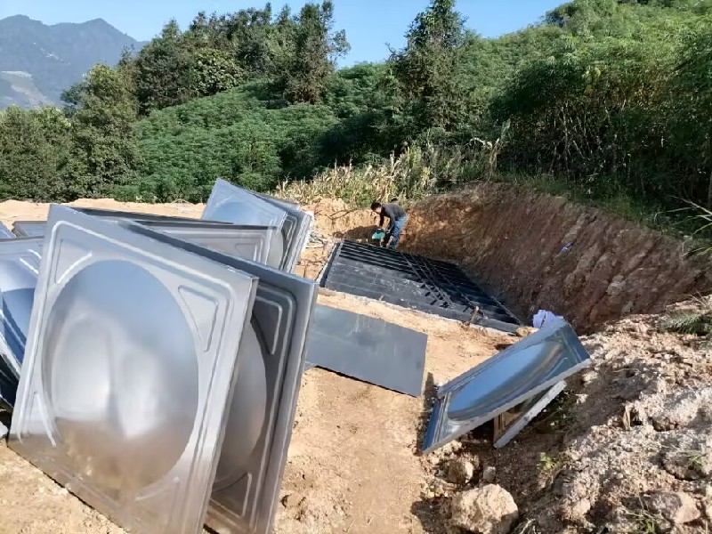 5牛塘村大田坡小组不锈钢水池安装现场.jpg