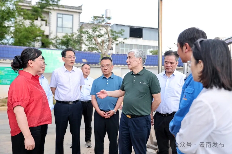 1丁仲礼率调研组在红河州建水县污水处理厂调研.jpg