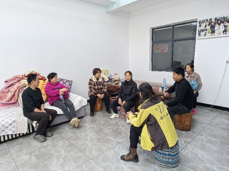 1人大代表走访选民.jpg