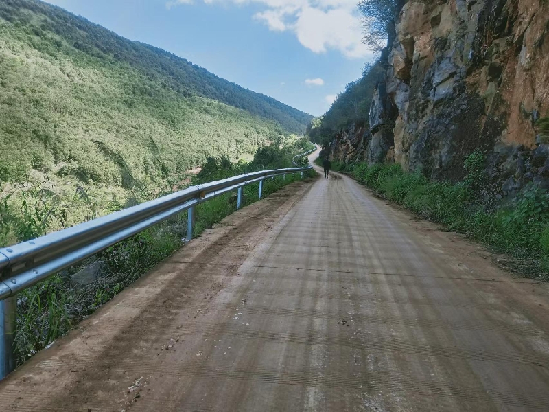 2农村道路安装安全护栏.jpg