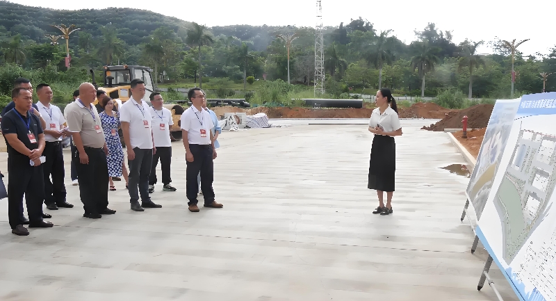 2人大代表调研落地加工产业园建设情况.jpg