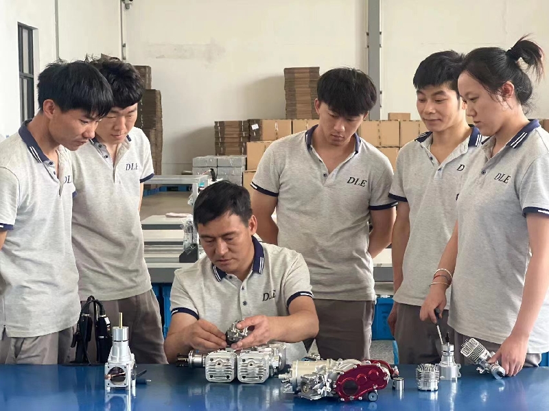 3董林在指导职工开展研发DLE航模与航空发动机研发.jpg