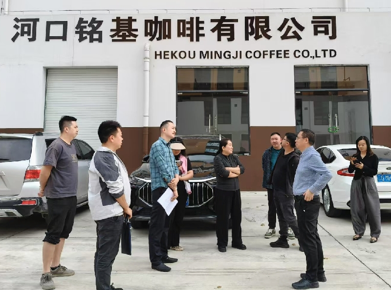 2人大代表走访企业.jpg