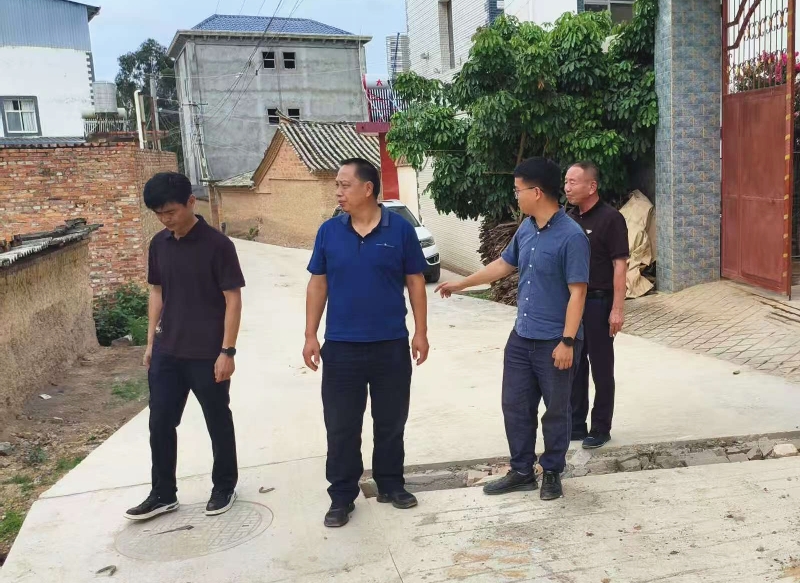1人大代表到南庄镇高新寨小组现场查看建议办理情况.jpg