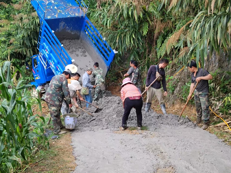 2代表与群众共同参与修路.jpg