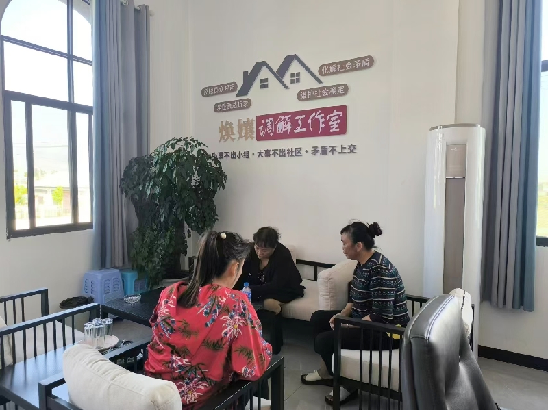 2人大代表万焕仙在调解工作室调解居民纠纷.jpg