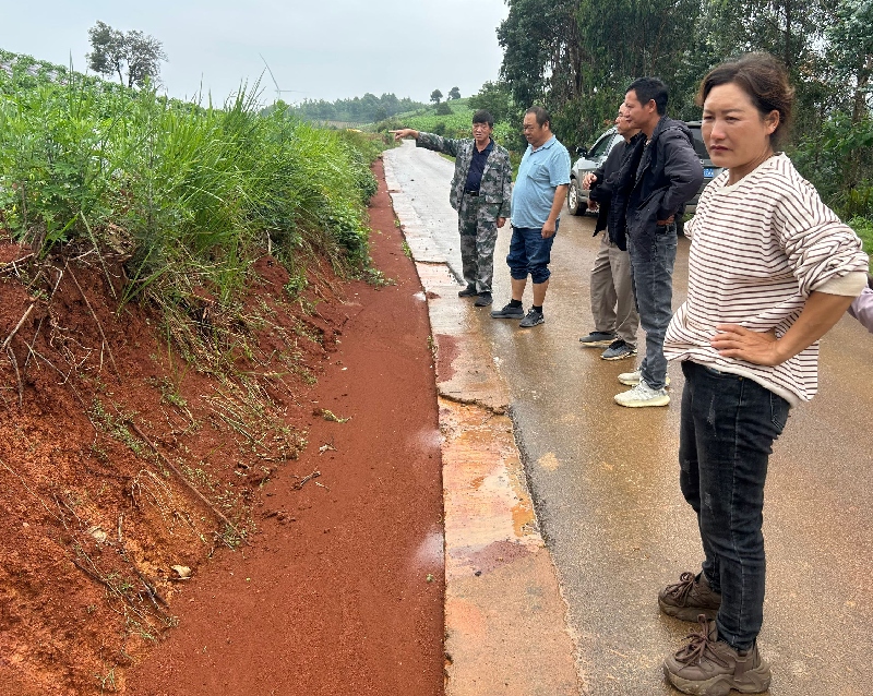 3则旧代表小组开展汛期公路巡查.jpg