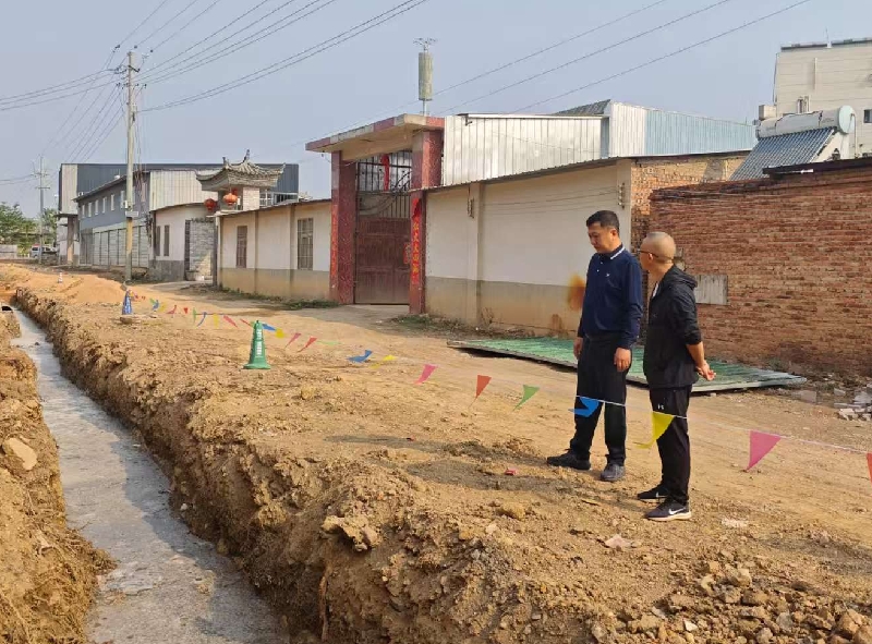 2石屏县人大常委会主任李宏到城东社区进行路面硬化现场办公.jpg