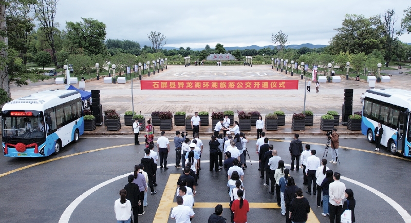 3石屏县异龙湖环湖旅游公交线路开通运营.jpg