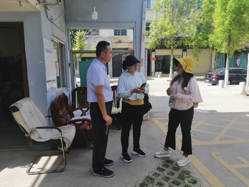 1赵青到云龙花园小区走访，了解小区治理情况.jpg