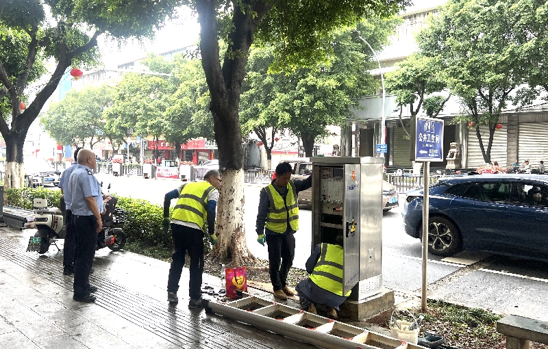 2红绿灯安装中.jpg