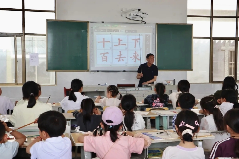 3人大代表暑期墨韵传薪火.jpg
