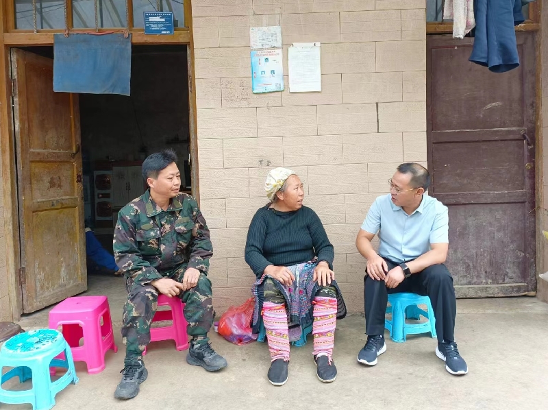 2人大代表走访联系选民，听取意见建议.jpg