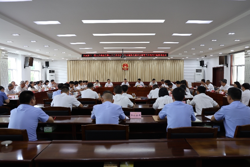 质询会议现场（邱美华） (2).jpg