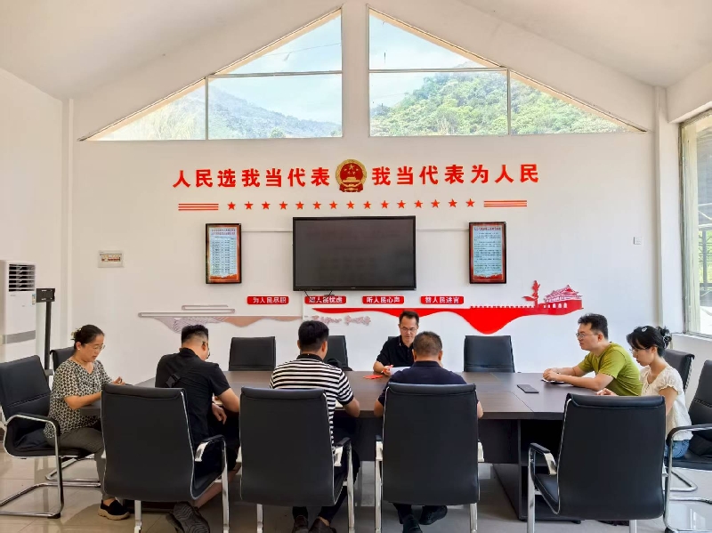 2常委会主要领导走访人大代表了解重点建议办理情况.jpg