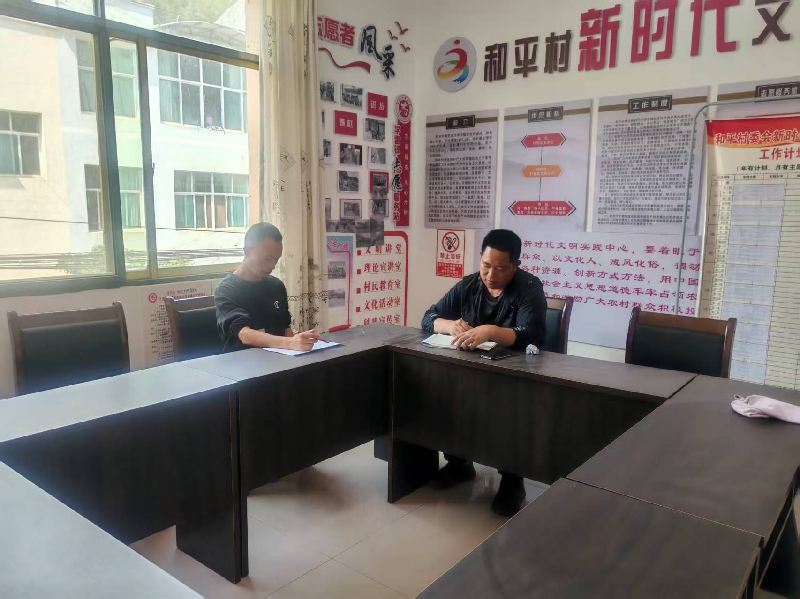 4李塘德接访选民.jpg