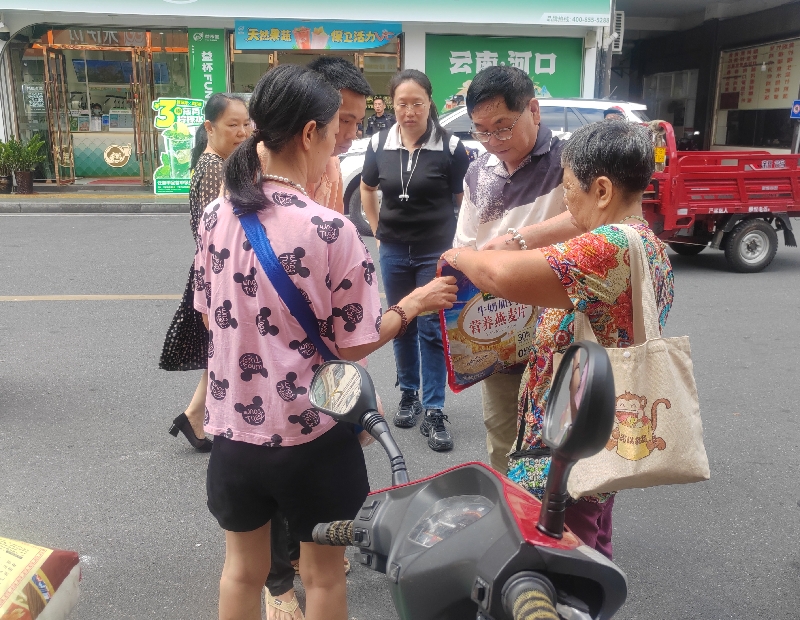 1人大代表联系慈善机构为老人家庭捐赠生活必需品.jpg