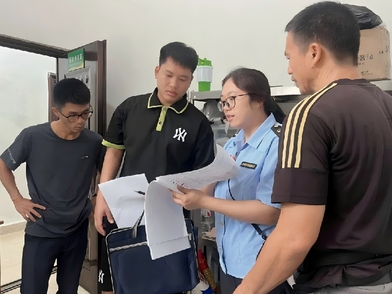 3工作人员现场检查校园食堂食品安全责任落实情况.jpg