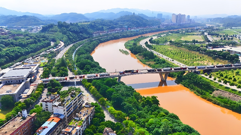 2河口公路口岸货运通道上熙熙攘攘的货车.jpg 2河口公路口岸货运通道上熙熙攘攘的货车.jpg