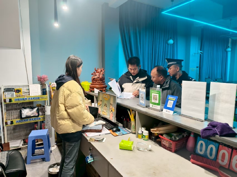 1人大代表参与重点场所排查工作.jpg 1人大代表参与重点场所排查工作.jpg