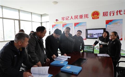 3月11日，州人大常委会主任李成武率调研组到金平县对促进农民增收和基层人大工作情况开展调研。