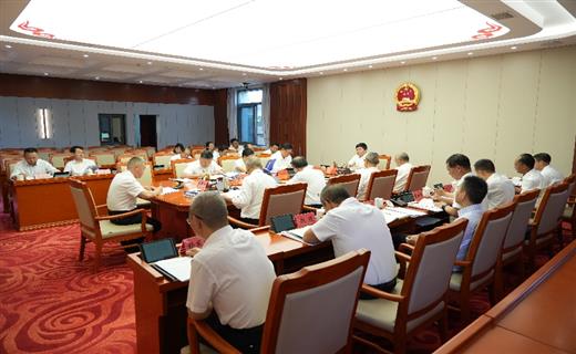 4月12日，州十三届人大常委会召开第三十三次主任会议。州人大常委会主任李成武主持会议。
