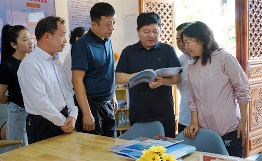 4月18日，州人大常委会主任李成武率调研组到石屏县就农村“两污”治理工作和人大代表活动阵地建设情况进行调研。