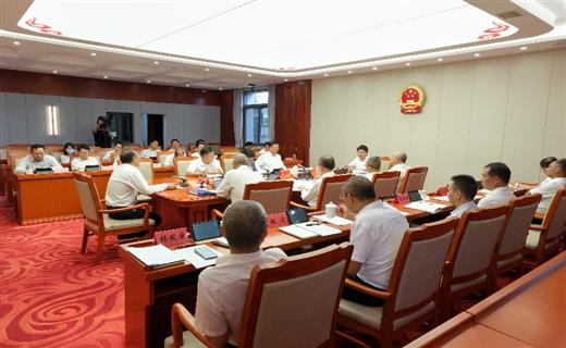 6月12日，州十三届人大常委会召开第三十五次主任会议。州人大常委会主任李成武主持会议。