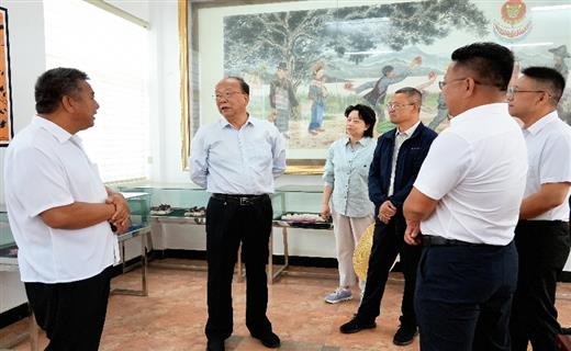 5月12日至14日，省人大常委会党组书记、副主任李小三率队到红河哈尼族彝族自治州个旧、蒙自、开远、弥勒、泸西等县（市），宣讲新修改的代表法，调研高原特色农业、园区经济、文旅产业发展以及基层人大工作和建设情况。