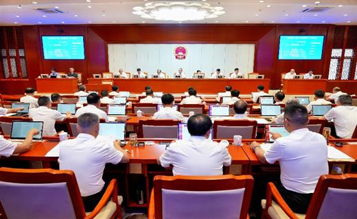 6月26日，州十三届人大常委会第二十三次会议在蒙自举行第一次全体会议。常委会组成人员37人出席会议。