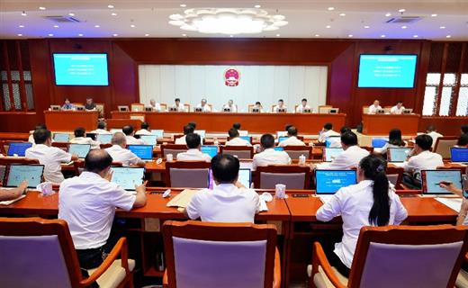 6月27日，州十三届人大常委会第二十三次会议完成各项议程在蒙自闭幕。常委会组成人员41人出席会议。