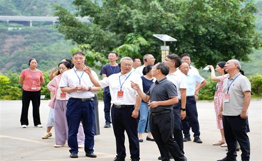 9月11日至12日，州人大常委会组织红河州选举产生的省十四届人大代表、部分州十三届人大代表，邀请驻州十四届全国人大代表，就交通重点项目建设、旅居经济与文旅融合、乡村振兴产业发展工作开展集中视察。
