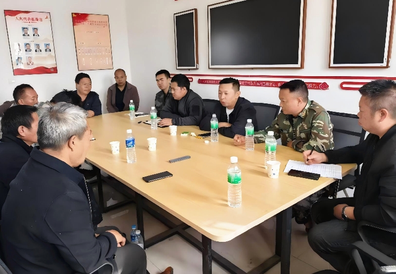1普沿皓在代表联络室与人大代表共商村集体发展事宜.jpg