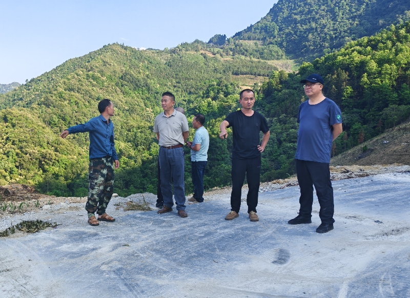 1县人大常委会领导班子成员调研重点产业发展生产路建设情况.jpg