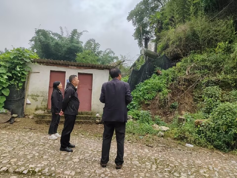 3市人大常委会和卡房镇人大主席团跟踪督办地质灾害点综合治理.jpg