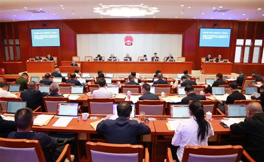 10月28日，州十三届人大常委会第二十五次会议在蒙自举行第一次全体会议。