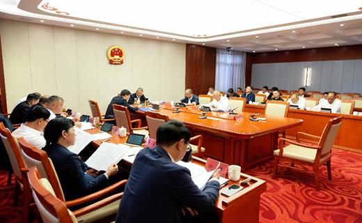 11月13日，州人大常委会党组、机关党组理论学习中心组举行2025年第十次集中学习，深入学习领会党的二十届四中全会精神、习近平总书记在全会上的重要讲话精神。