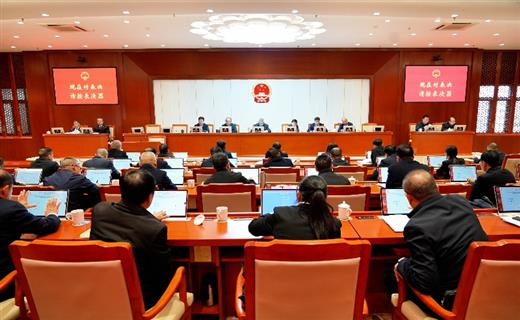 12月30日，州十三届人大常委会第二十六次会议完成各项议程在蒙自闭幕。